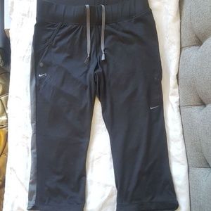 NWOT Women's Nike 3/4 Track Pants Tights + Pockets - Black and Grey